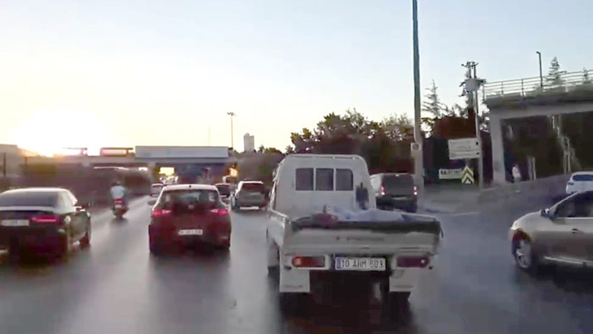 Avcılar'da D100'de makas şov cezasız kalmadı! Sürücülere rekor fatura - Resim : 1