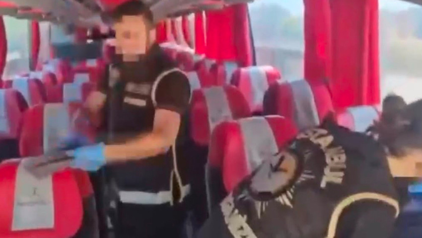 Tuzla’da gizli bölmeden çıkanlar şaşkına çevirdi: 120 ruhsatsız silah ele geçirildi! - Resim : 1