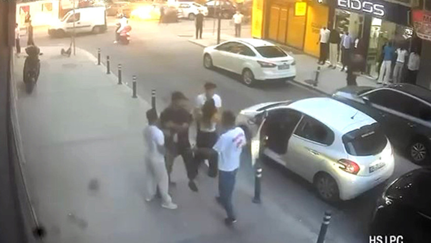 Avcılar’da trafik durdu, Yumruklar havada uçuştu! O anlar kamerada - Resim : 1