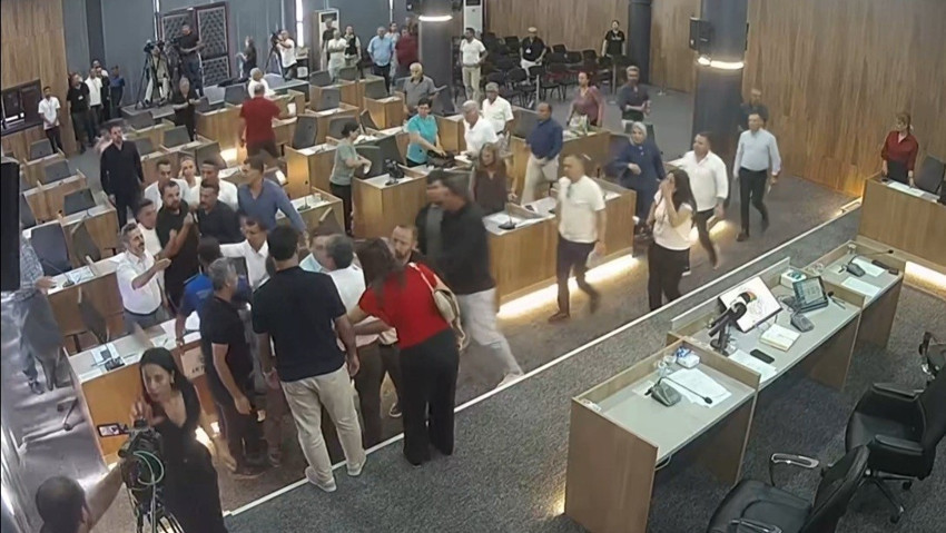 Belediye Meclis Toplantısı'nda tansiyon yükseldi! Belediye başkanı meclis üyesinin üzerine yürüdü: Terbiyesiz adam sus - Resim : 1