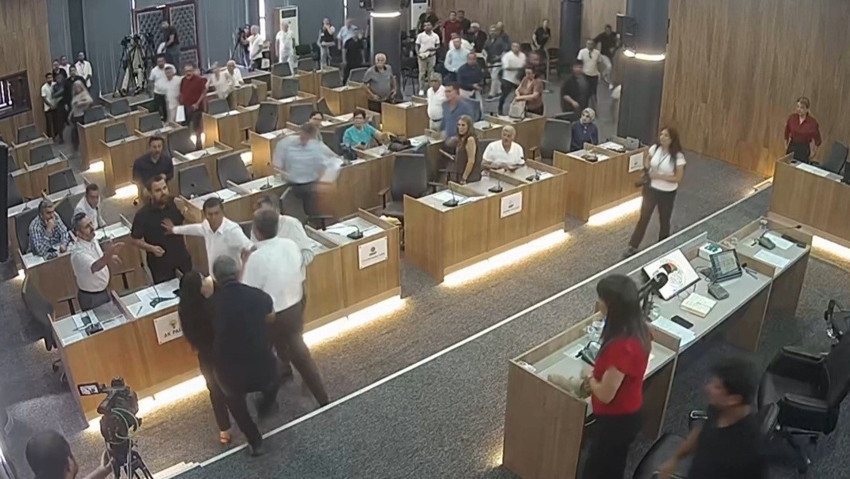 Belediye Meclis Toplantısı'nda tansiyon yükseldi! Belediye başkanı meclis üyesinin üzerine yürüdü: Terbiyesiz adam sus - Resim : 3