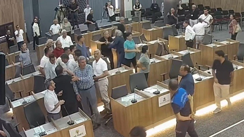 Belediye Meclis Toplantısı'nda tansiyon yükseldi! Belediye başkanı meclis üyesinin üzerine yürüdü: Terbiyesiz adam sus - Resim : 2