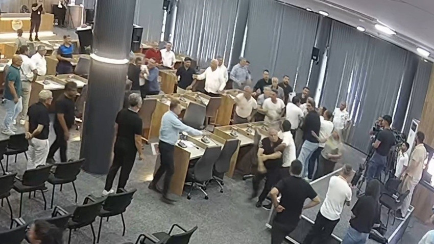 Belediye Meclis Toplantısı'nda tansiyon yükseldi! Belediye başkanı meclis üyesinin üzerine yürüdü: Terbiyesiz adam sus - Resim : 4