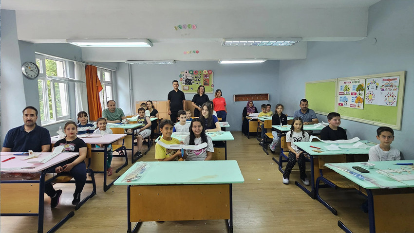 Artvin'de geleceğin pilotları yetişiyor! Model uçak kursu miniklere unutulmaz deneyim yaşattı - Resim : 1