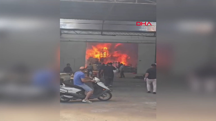 Mersin'de depo yangını! Faciaya dönüşmeden söndürüldü - Resim : 1