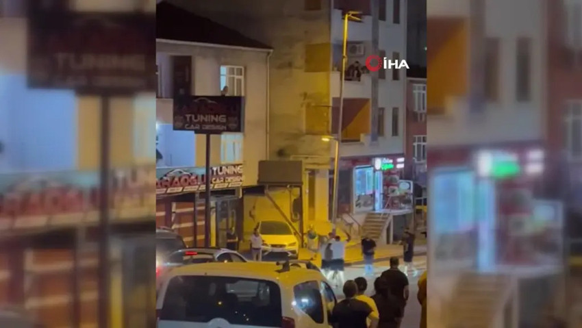 Mahalle kavgasında kılıçlar çekildi! Korkunç anlar kamerada - Resim : 2