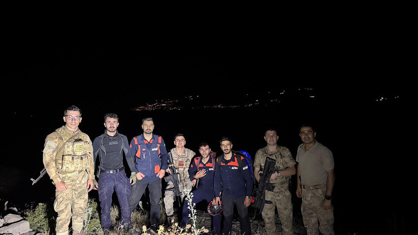 Şırnak'ta askeri helikopterler seferber oldu! 2 mühendis kurtarıldı - Resim : 3