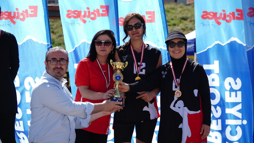 Erciyes’te 2 bin 200 metrede plaj voleybolu şöleni! 12 takım kıyasıya mücadele etti - Resim : 3