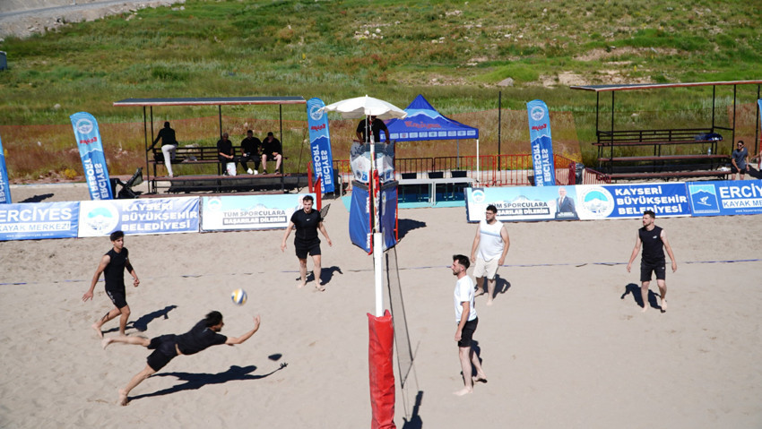 Erciyes’te 2 bin 200 metrede plaj voleybolu şöleni! 12 takım kıyasıya mücadele etti - Resim : 2