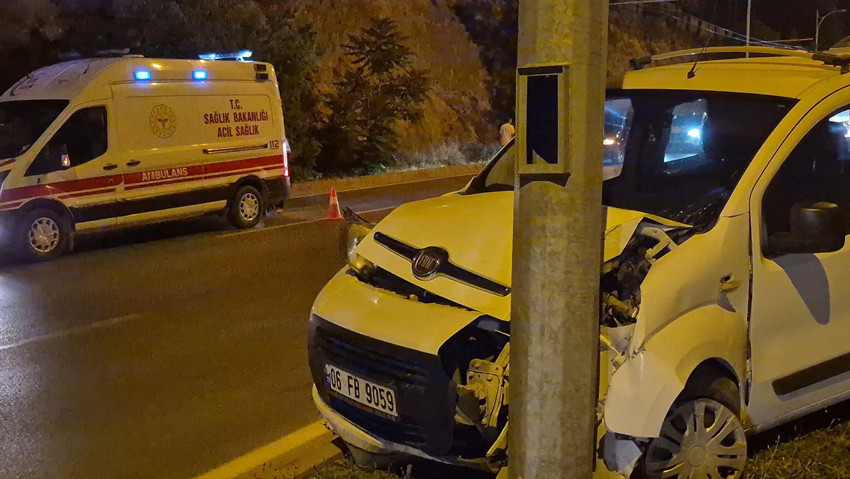 Malatya’da korkutan kaza! Hafif ticari araç direğe çarptı: 2 yaralı - Resim : 1