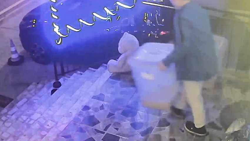 Vicdansızlık kamerada! Dükkan önündeki mama kutusunu çaldı - Resim : 1