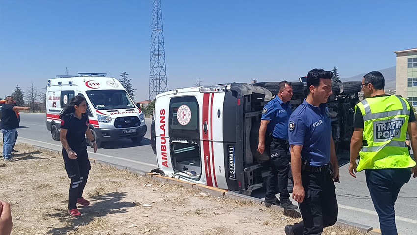 Niğde’de feci kaza: Ambulans ile otomobil çarpıştı! Çok sayıda yaralı var - Resim : 2