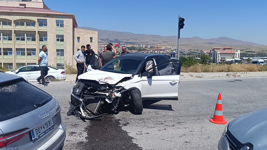 Niğde’de feci kaza: Ambulans ile otomobil çarpıştı! Çok sayıda yaralı var - Resim : 1
