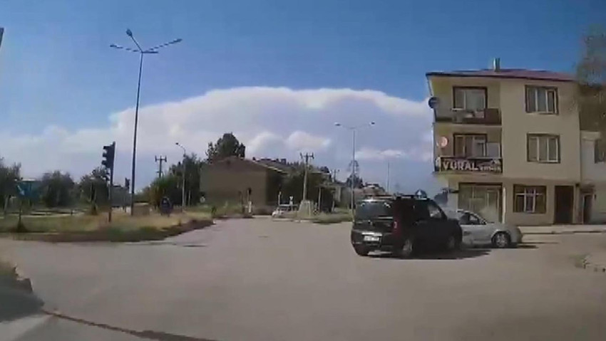 Hafif ticari araç ile otomobilin çarpıştığı kazada ortalık savaş alanına döndü! 7 yaralı - Resim : 2