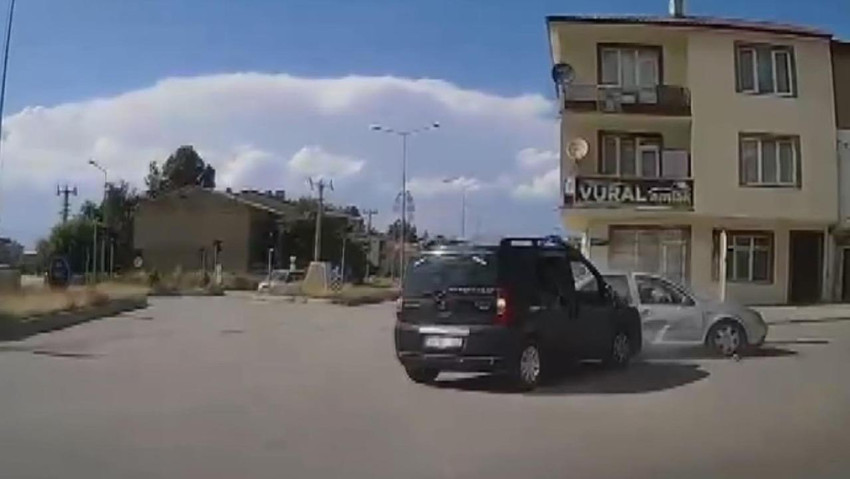 Hafif ticari araç ile otomobilin çarpıştığı kazada ortalık savaş alanına döndü! 7 yaralı - Resim : 1