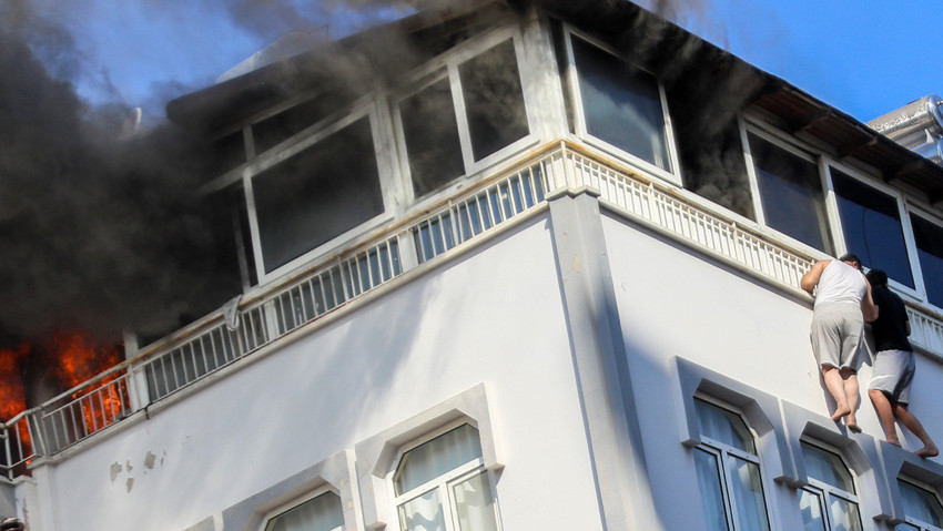 Antalya'da iki kişi ölümle burun buruna geldi! Alevler yaklaşınca son çareyi böyle buldular - Resim : 2