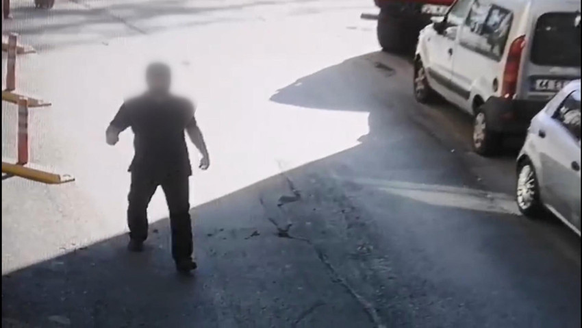 Sokak ortasında şoke eden saldırı! Arkasından yaklaştı, yumruk atıp kaçtı! - Resim : 2