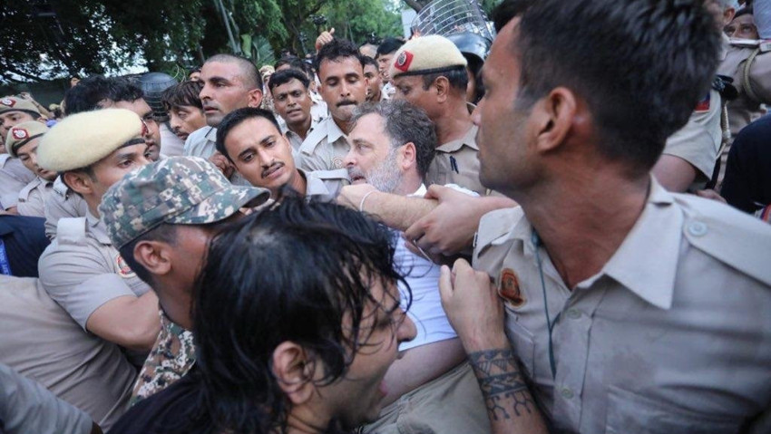 Hindistan fena karıştı: Muhalefet liderine Rahul Gandih’ye yaka paça gözaltı! İşte o görüntüler - Resim : 2