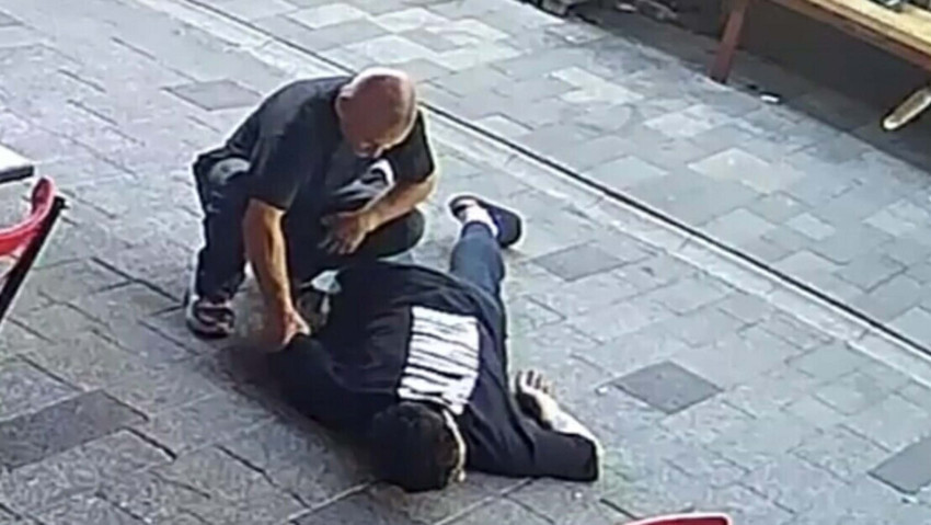 Böyle vicdansızlık görülmedi! Fenalaşıp yere yığılan gencin parasını çaldı - Resim : 1