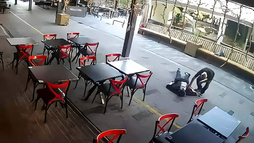 Böyle vicdansızlık görülmedi! Fenalaşıp yere yığılan gencin parasını çaldı - Resim : 3