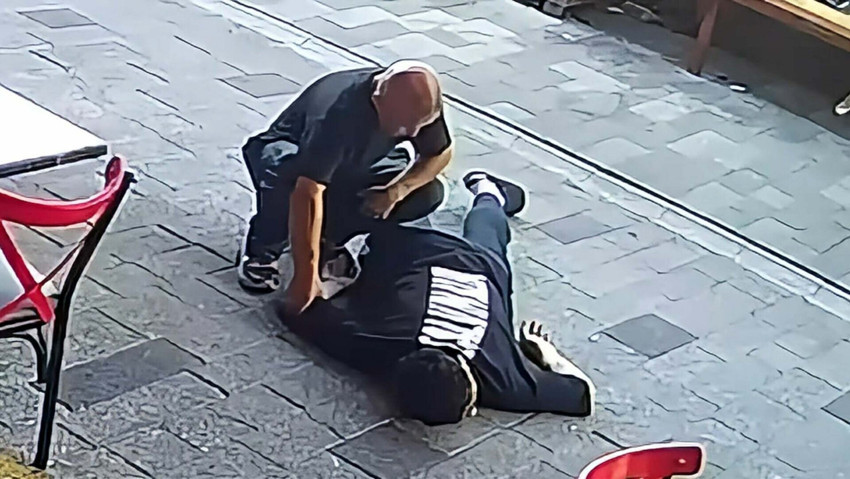 Böyle vicdansızlık görülmedi! Fenalaşıp yere yığılan gencin parasını çaldı - Resim : 2