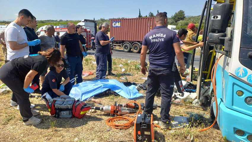 Manisa’da feci kaza! Minibüsler birbirine girdi: Ölü ve yaralılar var - Resim : 2