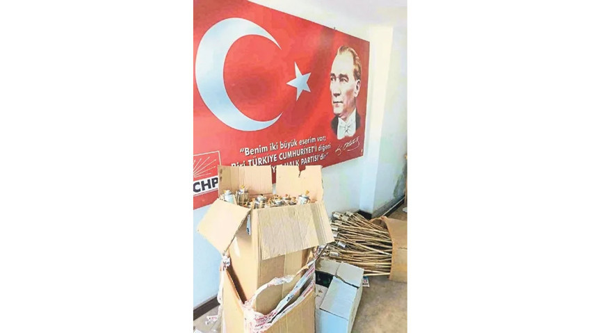 CHP’li Belediye Başkanı, “Size nefes aldırmayacağız” demişti! CHP il binasına su bağlatmadı: Geldiğimizde binada ağır bir idrar kokusu vardı - Resim : 2