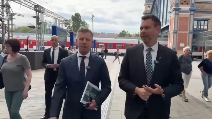 Canlı yayında neye uğradığını şaşırdı: Macaristan Başbakanı Peter Magyar'a tükürüklü saldırı - Resim : 3