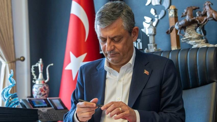 Özgür Özel'in istifa videosunda dikkat çeken detay: Rozeti çıkarıp, imzayı attı - Resim : 2