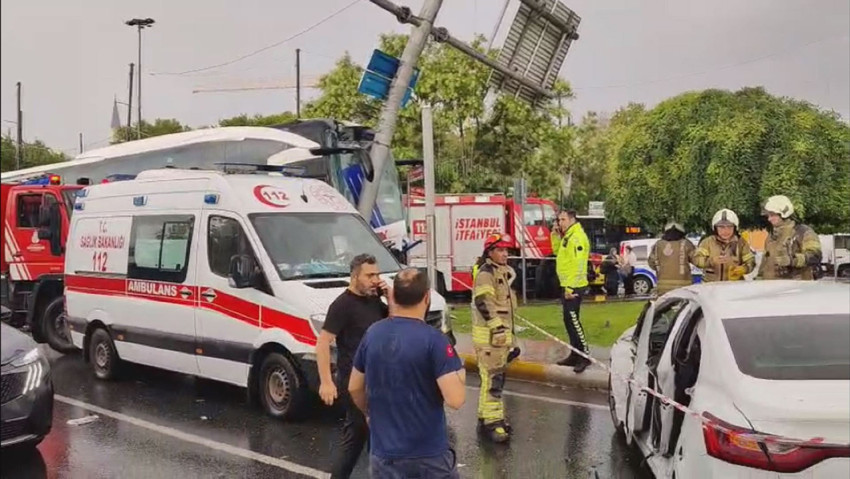 İstanbul'da can pazarı! Yolcu otob&uuml;s&uuml; kontrolden &ccedil;ıktı! &Ccedil;ok sayıda yaralı var - Resim : 1