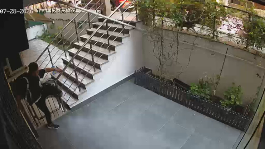 Avcılar'da evine giren hırsızın peşinden koşup yakaladı! Çantasından kendisine ait eşya çıkmayınca bıraktı: Gerçek kamera kayıtlarıyla ortaya çıktı - Resim : 1