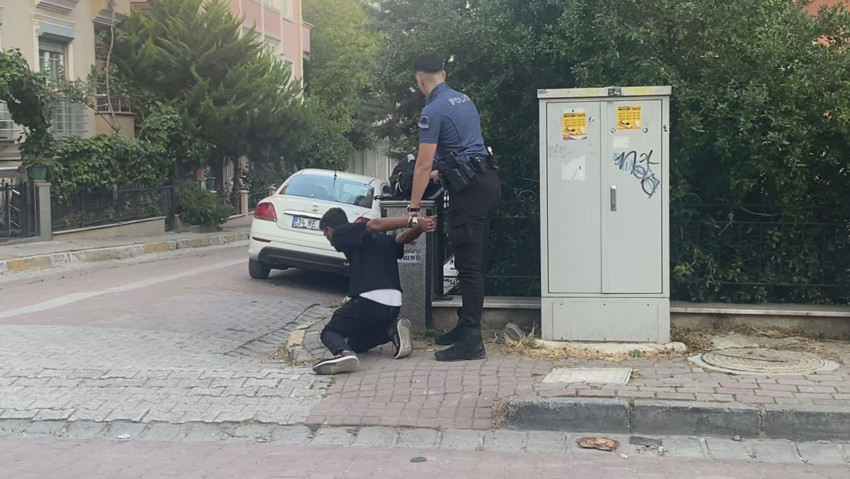 Avcılar'da evine giren hırsızın peşinden koşup yakaladı! Çantasından kendisine ait eşya çıkmayınca bıraktı: Gerçek kamera kayıtlarıyla ortaya çıktı - Resim : 4