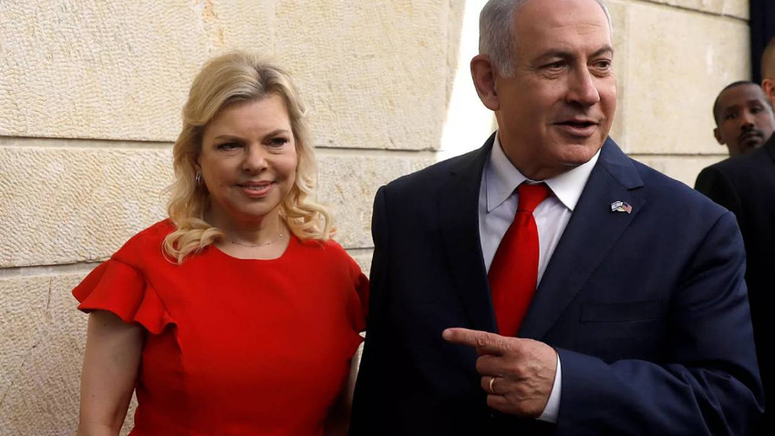 Netanyahu ailesinde skandalların biri bitmeden diğeri başlıyor! Çalışanlarını herkesin önünde çırılçıplak soyuyor - Resim : 1