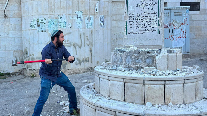İsrail barbarlıkta sınır tanımıyor! Batı Şeria'da skandal: Şehitler Anıtı'nı balyozla parçaladı - Resim : 1
