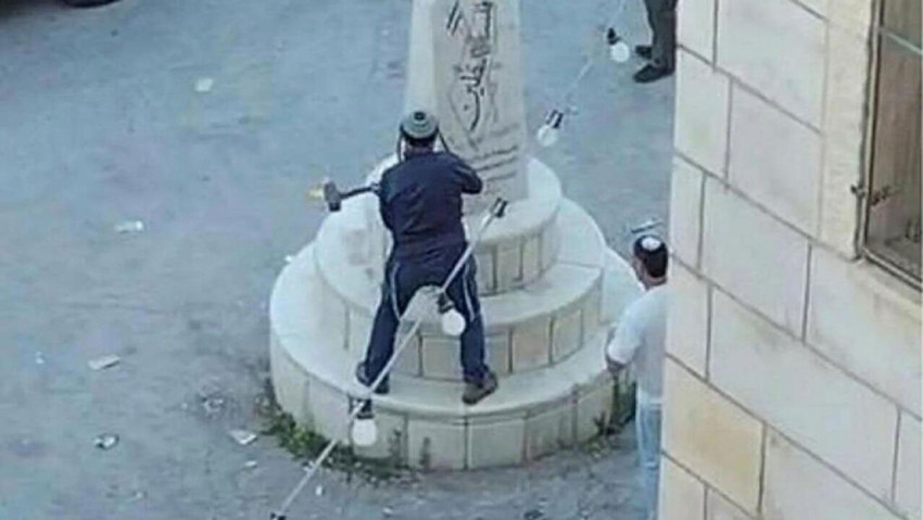 İsrail barbarlıkta sınır tanımıyor! Batı Şeria'da skandal: Şehitler Anıtı'nı balyozla parçaladı - Resim : 2