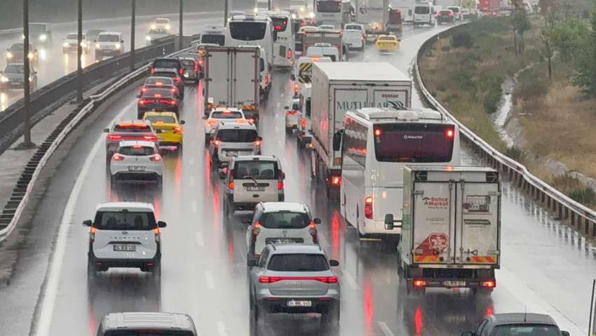 İSTANBUL KİLİTLENDİ! Kilometrelerce araç kuyruğu: Trafik yoğunluğu yüzde 83'e ulaştı! İşte son durum - Resim : 3