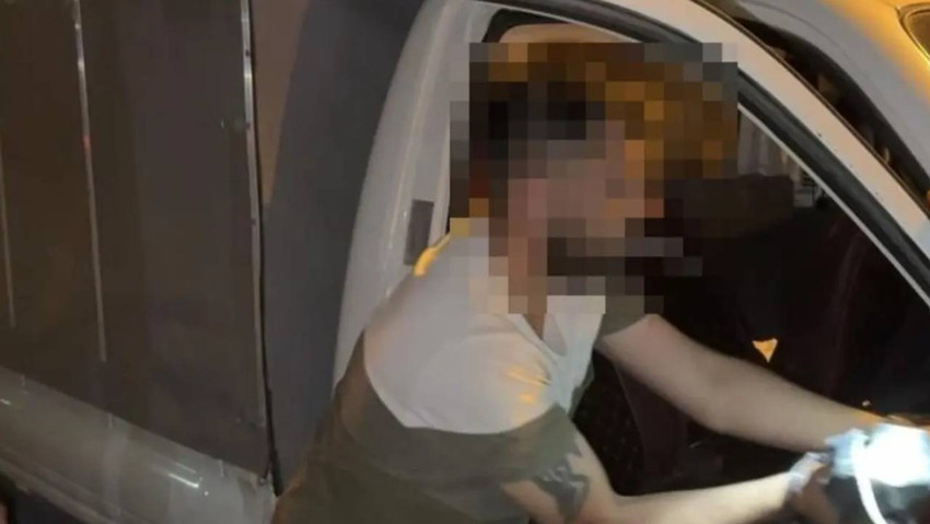 Eşi kamyonetten atladı, kendi sigaranın derdine düştü! Polislere isyan etti: Hep erkeğe kelepçe - Resim : 1