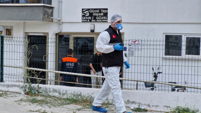Karı-koca &ouml;l&uuml; bulundu! Kimyasal alarmı: 11 katlı bina tahliye edildi - Resim : 1