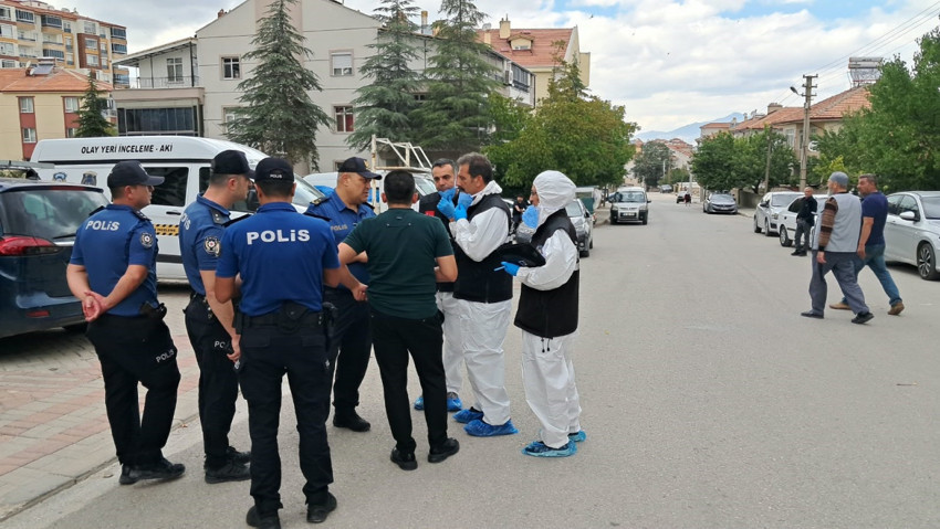 Karı-koca &ouml;l&uuml; bulundu! Kimyasal alarmı: 11 katlı bina tahliye edildi - Resim : 3