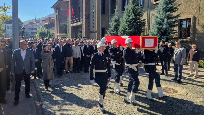 Afyon'da Vali Yardımcısı ölü bulunmuştu! Vali'den cenaze törenine damga vuran sözler: Kızgınım, kırgınım - Resim : 1