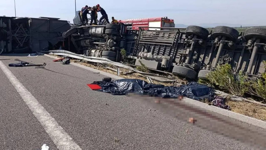 Manisa'da katliam gibi kaza! TIR ile yolcu otobüsü çarpıştı: Çok sayıda ölü ve yaralı var - Resim : 7