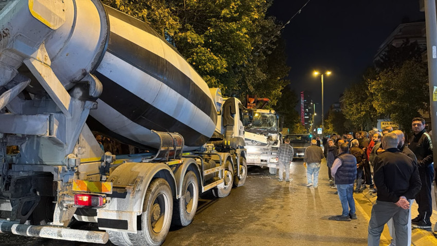 Kaza geliyorum dedi! El frenini çekmeyi unuttu: Beton pompası dehşet saçtı! - Resim : 1