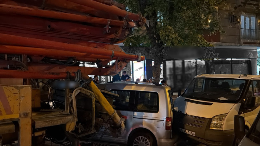 Kaza geliyorum dedi! El frenini çekmeyi unuttu: Beton pompası dehşet saçtı! - Resim : 2