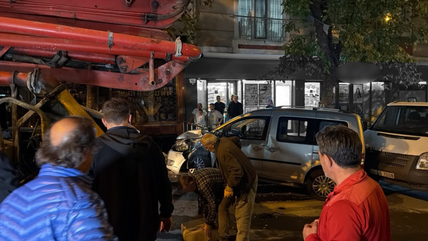 Kaza geliyorum dedi! El frenini çekmeyi unuttu: Beton pompası dehşet saçtı! - Resim : 3