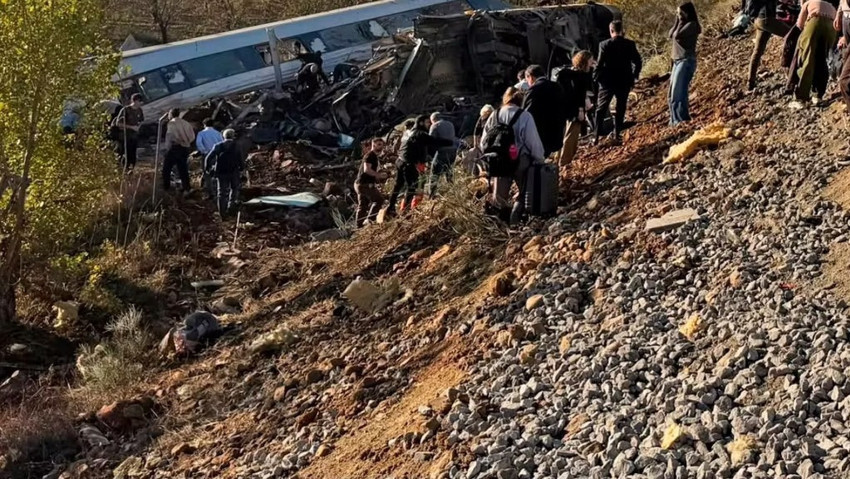 İspanya'da facia! İki hızlı tren çarpıştı: Onlarca ölü ve yaralı var - Resim : 1