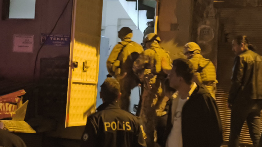 Annesini rehin alıp çatıya çıktı! Kadının çığlıkları mahalleyi ayağa kaldırdı: Özel harekete devreye girdi - Resim : 1