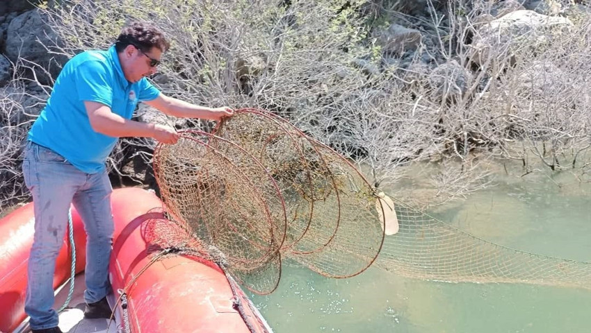 Aydın Bozdoğan’da kontrolsüz bırakılan hayalet ağlar sudan çıkarıldı - Resim : 1