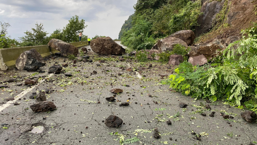 Artvin'de heyelan! Karadeniz Sahil Yolu ulaşıma kapandı - Resim : 1