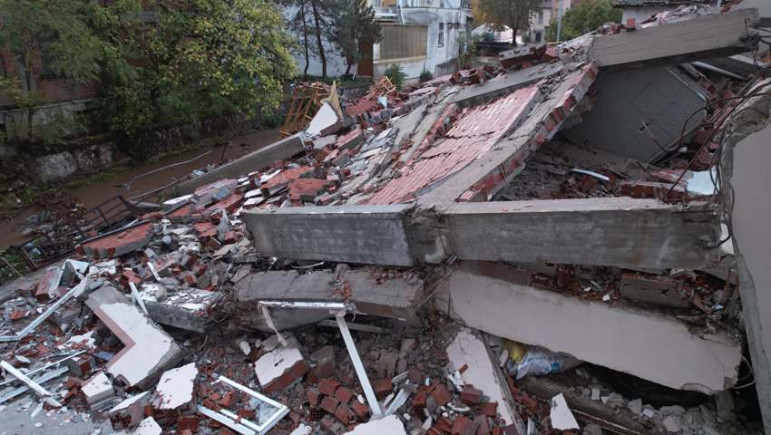 Depremde çöken binalar sabahın ilk ışıklarıyla böyle görüntülendi! - Resim : 3