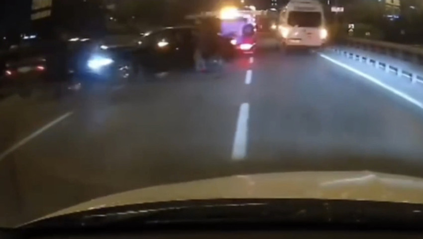 Maltepe’de zincirleme kaza! Bariyerlerin altına uçtu! Kaza anı kameralarda! - Resim : 2